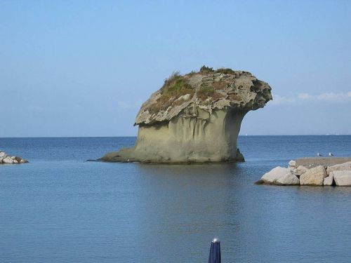 800px-Ischia_Fungo_Lacco_Ameno